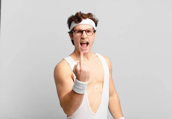Humorístico Homem Esporte Sentindo Irritado Irritado Rebelde Agressivo Lançando Dedo — Fotografia de Stock
