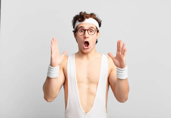 Humorous Sport Man Looking Shocked Astonished Jaw Dropped Surprise Realizing — Stock Photo, Image