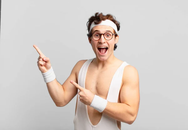 Humorous Sport Man Feeling Joyful Surprised Smiling Shocked Expression Pointing — Stock Photo, Image