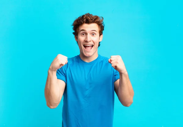 Jovem Menino Esporte Sentindo Chocado Animado Feliz Rindo Celebrando Sucesso — Fotografia de Stock