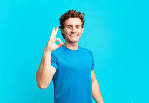 Jovem Menino Esporte Sentindo Feliz Relaxado Satisfeito Mostrando Aprovação Com — Fotografia de Stock