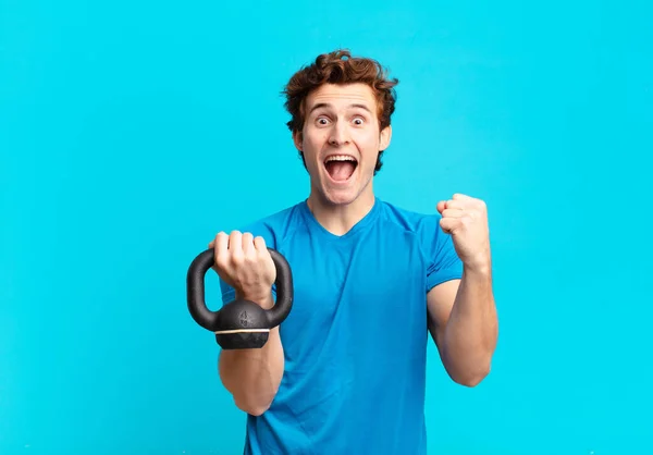 Joven Deportista Sintiéndose Sorprendido Emocionado Feliz Riendo Celebrando Éxito Diciendo — Foto de Stock