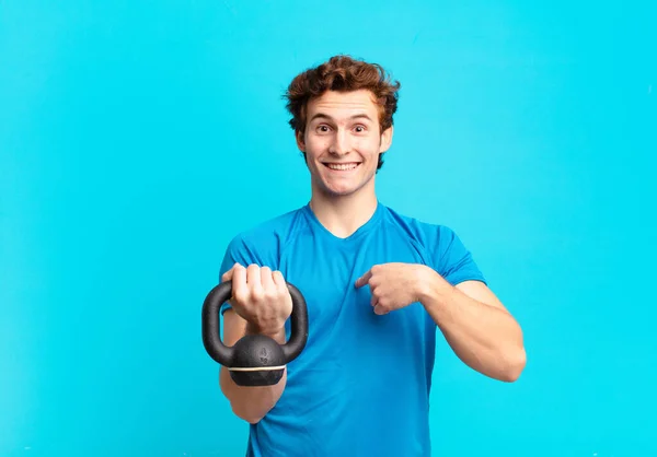 Jovem Menino Esporte Sentindo Feliz Surpreso Orgulhoso Apontando Para Mesmo — Fotografia de Stock