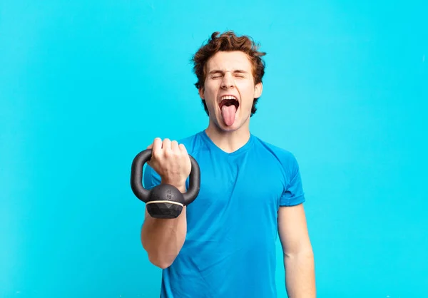 Joven Deportista Con Actitud Alegre Despreocupada Rebelde Bromeando Sacando Lengua — Foto de Stock