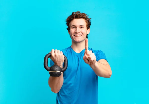 Jovem Menino Esporte Sorrindo Orgulhosamente Confiantemente Fazendo Pose Número Triunfante — Fotografia de Stock