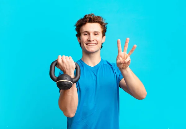 Jovem Menino Esporte Sorrindo Olhando Amigável Mostrando Número Três Terceiro — Fotografia de Stock