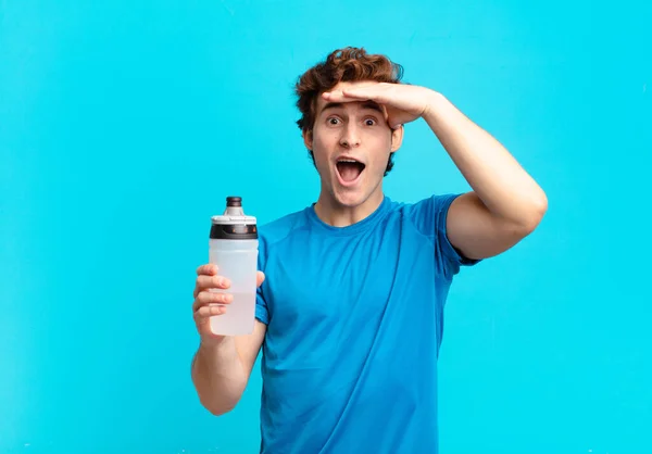 Ragazzo Sportivo Guardando Felice Stupito Sorpreso Sorridendo Realizzando Incredibili Incredibili — Foto Stock