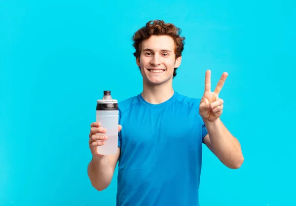 Menino Esporte Sorrindo Olhando Amigável Mostrando Número Dois Segundo Com — Fotografia de Stock