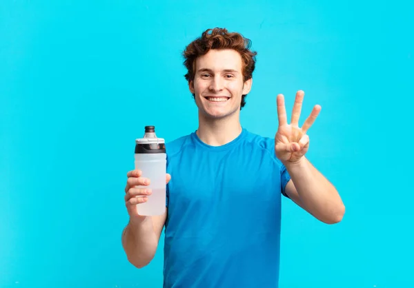 Menino Esporte Sorrindo Olhando Amigável Mostrando Número Três Terceiro Com — Fotografia de Stock