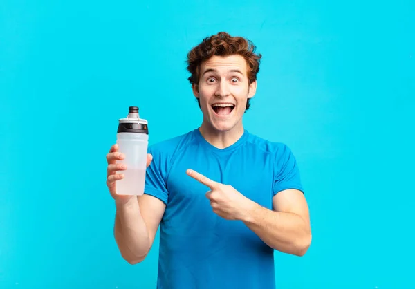 Sport Boy Looking Excited Surprised Pointing Side Upwards Copy Space — Stock Photo, Image