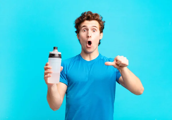 Sport Boy Looking Astonished Disbelief Pointing Object Side Saying Wow — Stock Photo, Image