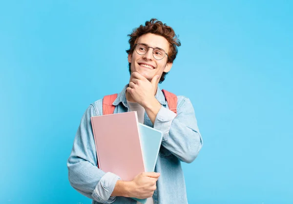 Joven Estudiante Sonriendo Feliz Soñando Despierto Dudando Mirando Lado —  Fotos de Stock