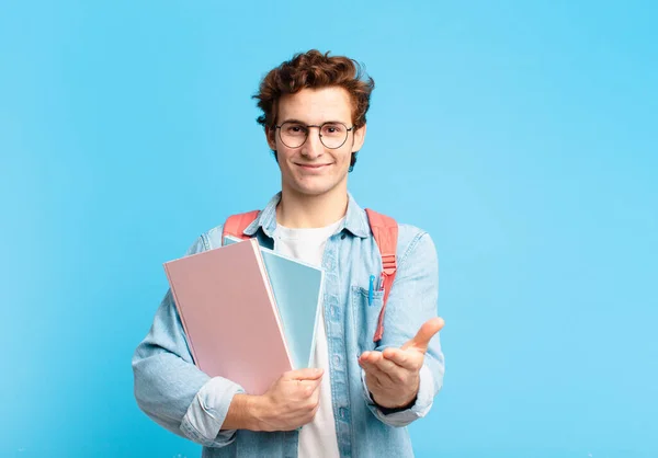 Joven Estudiante Sonriendo Felizmente Con Mirada Amistosa Segura Positiva Ofreciendo —  Fotos de Stock