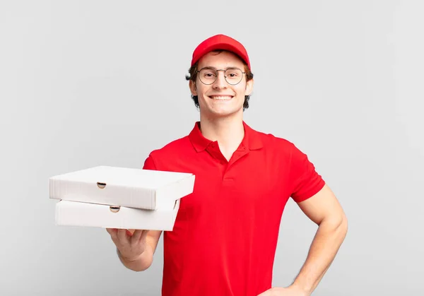 Pizza Leveren Jongen Glimlachend Gelukkig Met Een Hand Hip Zelfverzekerd — Stockfoto