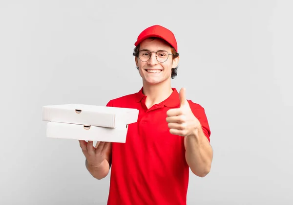 Der Pizzabote Fühlt Sich Stolz Unbeschwert Selbstbewusst Und Glücklich Lächelt — Stockfoto