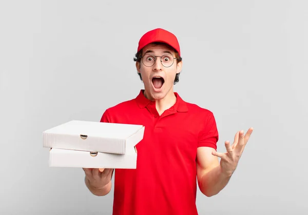 Pizza Entregar Menino Sentindo Feliz Animado Surpreso Chocado Sorrindo Surpreso — Fotografia de Stock