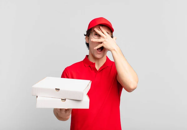 Pizza Leverera Pojke Ser Chockad Rädd Eller Skräckslagen Täcker Ansiktet — Stockfoto