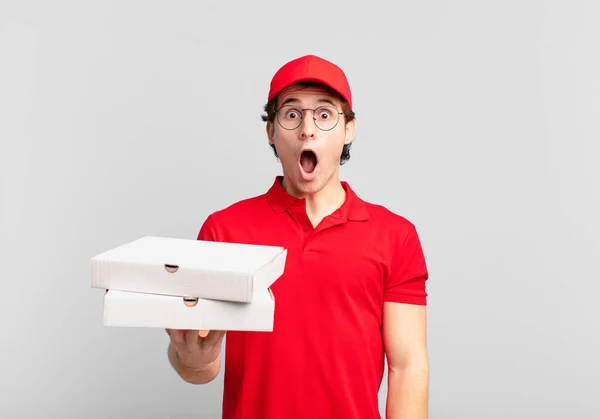 Pizza Leveren Jongen Kijken Erg Geschokt Verrast Staren Met Open — Stockfoto