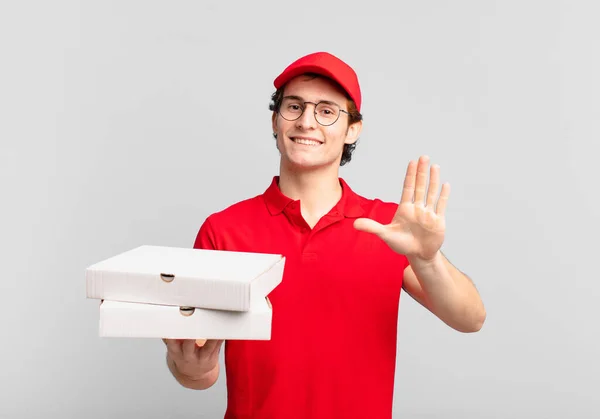 Pizza Leveren Jongen Glimlachend Vrolijk Vrolijk Zwaaiende Hand Verwelkomen Groeten — Stockfoto