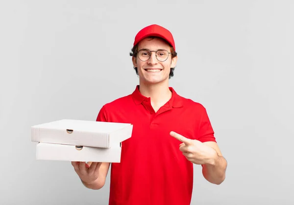 Pizza Leveren Jongen Glimlachend Vrolijk Zich Gelukkig Voelen Wijzen Naar — Stockfoto