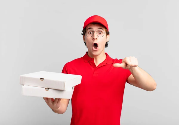 Pizza Leveren Jongen Kijken Verbaasd Ongeloof Wijzen Naar Object Zijkant — Stockfoto