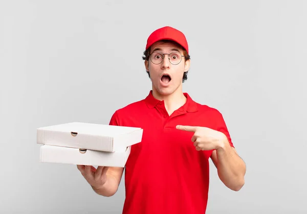 Pizza Leveren Jongen Kijken Geschokt Verrast Met Mond Wijd Open — Stockfoto