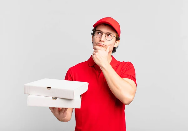 Pizza Leveren Jongen Denken Gevoel Twijfelachtig Verward Met Verschillende Opties — Stockfoto