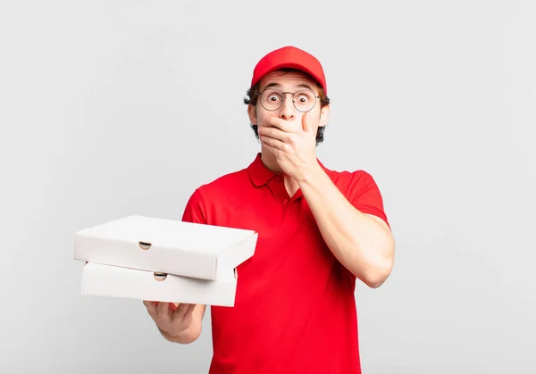 Pizza Leveren Jongen Bedekken Mond Met Handen Met Een Geschokt — Stockfoto