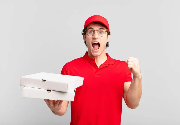 Pizza Leveren Jongen Schreeuwen Agressief Met Een Boze Uitdrukking Met — Stockfoto