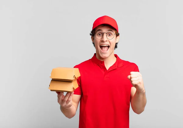 Hamburgers Leveren Jongen Voelt Zich Geschokt Opgewonden Gelukkig Lachen Vieren — Stockfoto