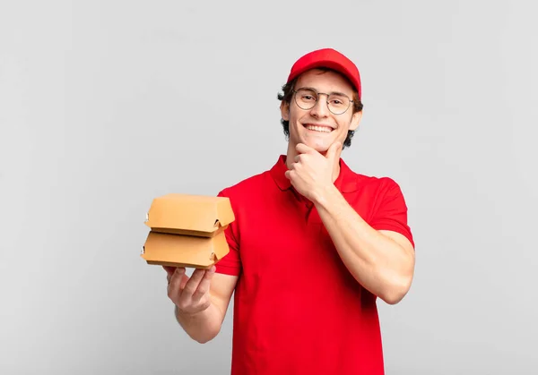 Hamburgers Leveren Jongen Glimlachend Met Een Gelukkige Zelfverzekerde Uitdrukking Met — Stockfoto