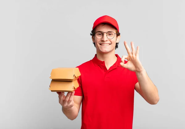 Hamburgers Zorgen Ervoor Dat Jongen Zich Gelukkig Ontspannen Tevreden Voelt — Stockfoto