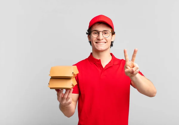 Hamburgers Leveren Jongen Lachend Kijkend Gelukkig Zorgeloos Positief Gebaren Van — Stockfoto