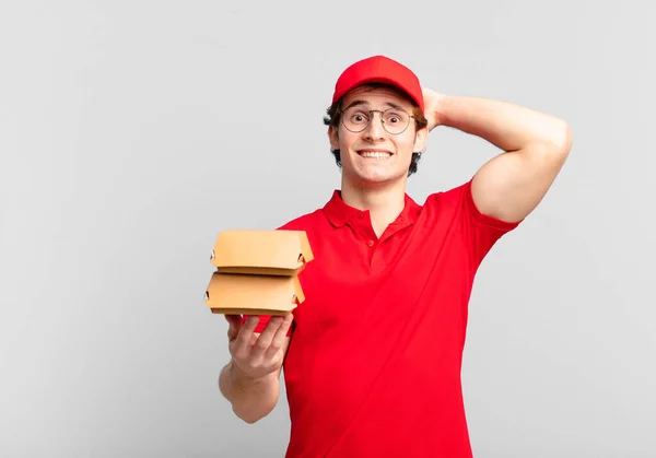 Hamburgers Zorgen Ervoor Dat Jongen Zich Gestrest Bezorgd Angstig Bang — Stockfoto