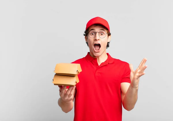 Hamburgare Leverera Pojke Känsla Glad Upphetsad Överraskad Eller Chockad Leende — Stockfoto