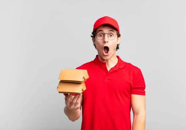 Burger Liefern Jungen Die Sehr Schockiert Oder Überrascht Aussehen Und — Stockfoto