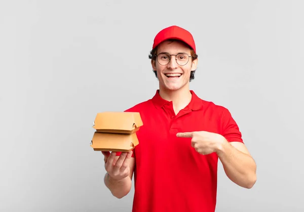 Hamburgers Zorgen Ervoor Dat Jongen Zich Gelukkig Verrast Trots Voelt — Stockfoto