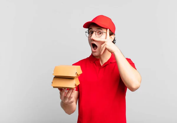 Hamburgers Leveren Jongen Kijken Geschokt Bang Doodsbang Bedekken Gezicht Met — Stockfoto