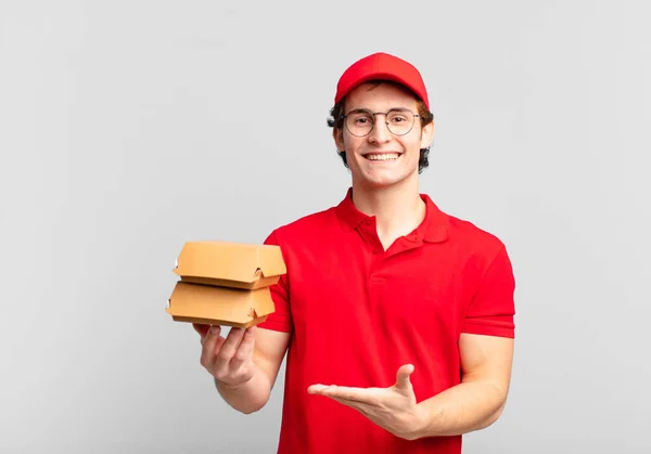 Hamburgers Leveren Jongen Glimlachend Vrolijk Zich Gelukkig Voelen Tonen Een — Stockfoto