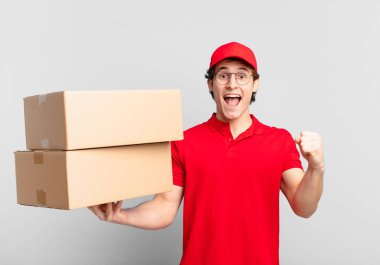 Paket teslimatı yapan çocuk şaşkın, heyecanlı ve mutlu, gülüyor ve başarıyı kutluyor.!