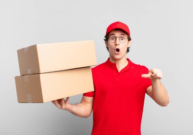 Paket teslimatı yapan çocuk, inanamadığı için hayrete düşmüştü. Yan taraftaki objeyi gösterip 