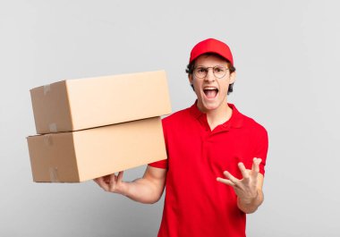 Paketçi çocuk sinirli, sinirli ve hayal kırıklığına uğramış görünüyor. Senin neyin var? 