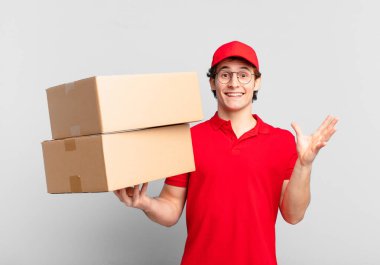 Paket teslim çocuk mutlu, şaşırmış ve neşeli, olumlu bir tutum ile gülümsüyor, bir çözüm ya da fikir gerçekleştirerek