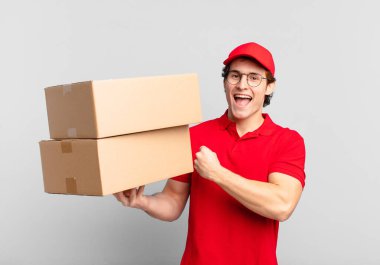 Paket teslimatçısı mutlu, pozitif ve başarılı hissediyor, bir meydan okumayla karşılaştığında motive oluyor veya iyi sonuçları kutluyor