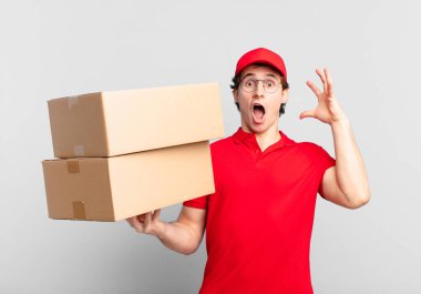 Paket teslimatçısı elleri havada bağırıyor. Öfkeli, sinirli, stresli ve üzgün hissediyor.
