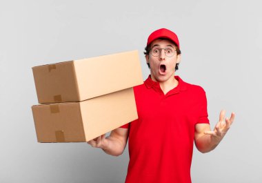 Paket teslim çocuk son derece şok ve şaşırmış, endişeli ve panik, stresli ve korkmuş bir görünüm ile