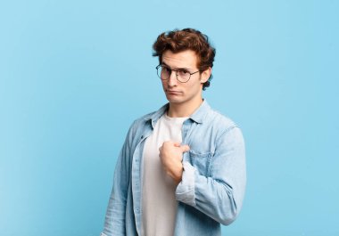 Genç yakışıklı çocuk kibirli, başarılı, pozitif ve gururlu görünüyor, kendini gösteriyor.