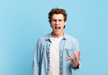 Genç yakışıklı çocuk sinirli, sinirli ve sinirli görünüyor. Senin neyin var? 