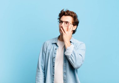 Genç yakışıklı çocuk yorgun, sıkıcı ve sıkıcı bir görevin ardından sıkılmış, hayal kırıklığına uğramış ve uykulu hissediyor.