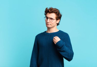 Genç yakışıklı çocuk kibirli, başarılı, pozitif ve gururlu görünüyor, kendini gösteriyor.